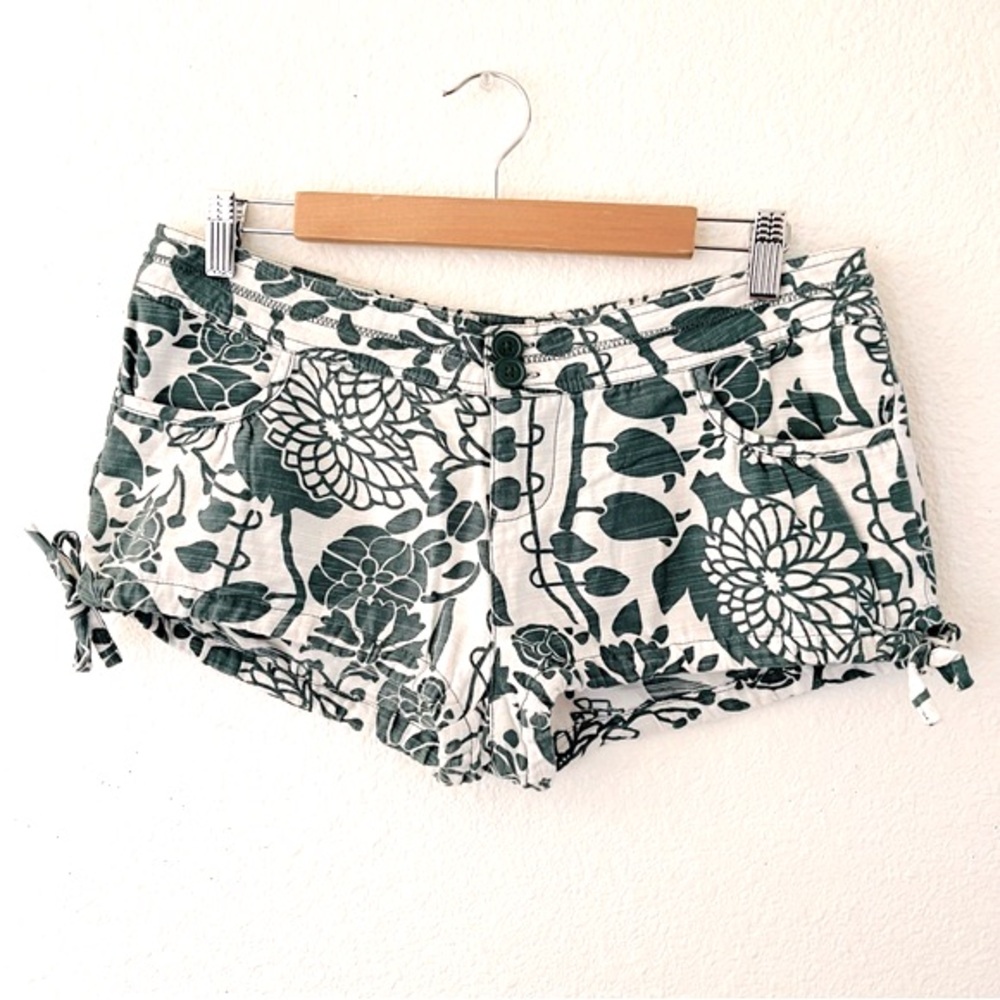Tropical Low-Rise Shorty Shorts Tie-Hem with Pockets Green White